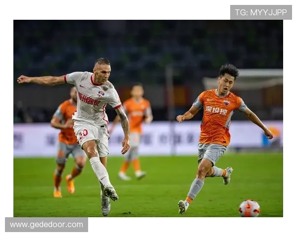 深度分析深圳足球队防守反击战术的特点与执行策略 深度分析深圳足球队防守反击战术的特点与执行策略