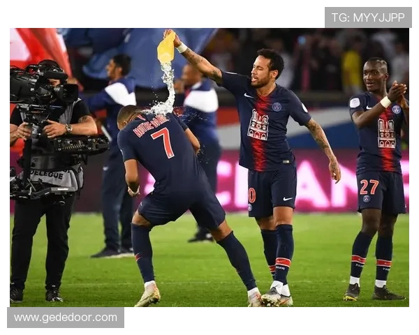 巴黎圣日耳曼与曼联的历史交锋回顾与战绩分析 巴黎圣日耳曼与曼联的历史交锋回顾与战绩分析