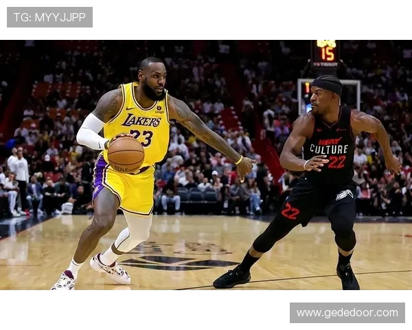 湖人对阵热火精彩回顾及赛后分析球员表现与战术调整 湖人对阵热火精彩回顾及赛后分析球员表现与战术调整