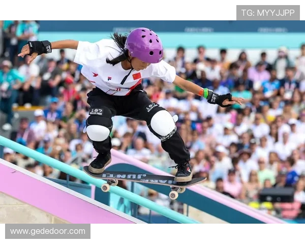 重庆滑板队在极限运动会中以54分领先积分榜,展现出色实力与团队合作精神